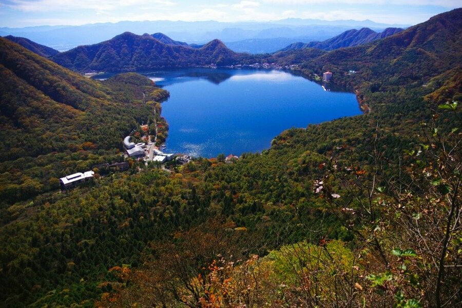 青い水を湛える榛名湖を、紅葉の森がぐるりと取り囲こむ景色は圧巻（撮影：大内征）