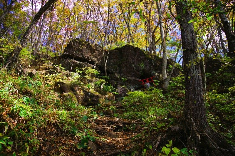 榛名山の周辺は巨石奇岩が多い。神さまが祀られた磐座も山中にいくつか点在している