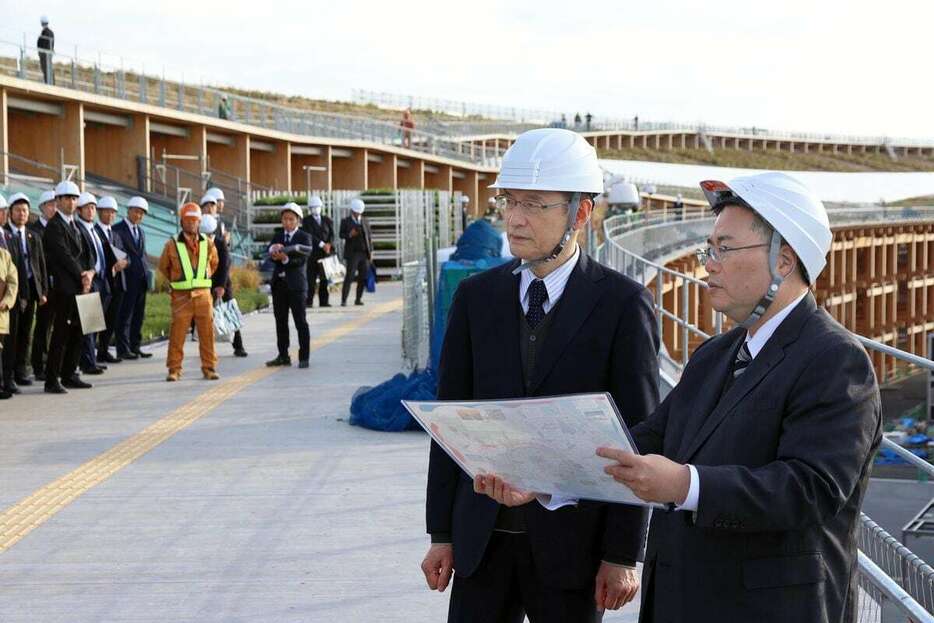 大阪・関西万博の会場を視察する露木康浩・警察庁長官（右から2人目）＝19日午後2時57分、大阪市此花区（山田耕一撮影）