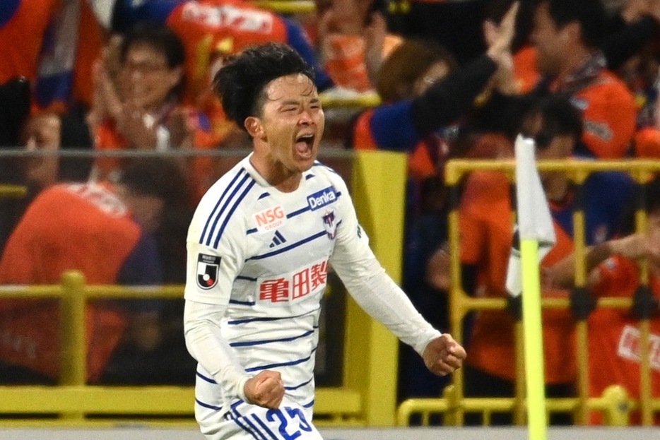 藤原奏哉が同点ゴールを決めて雄叫び！（写真◎J.LEAGUE）