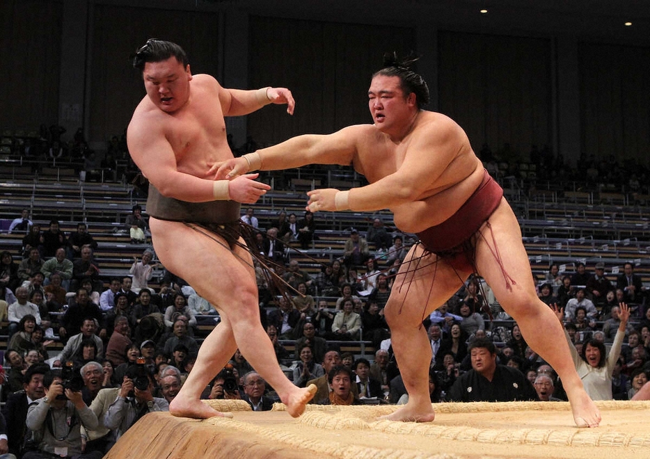 2010年、大相撲九州場所2日目に白鵬（左）の連勝を止めた稀勢の里