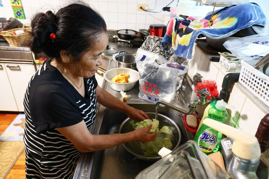 「水のありがたさを初めて知った」と食事の準備をする住民＝12日午後3時6分、大宜味村津波（大城直也撮影）