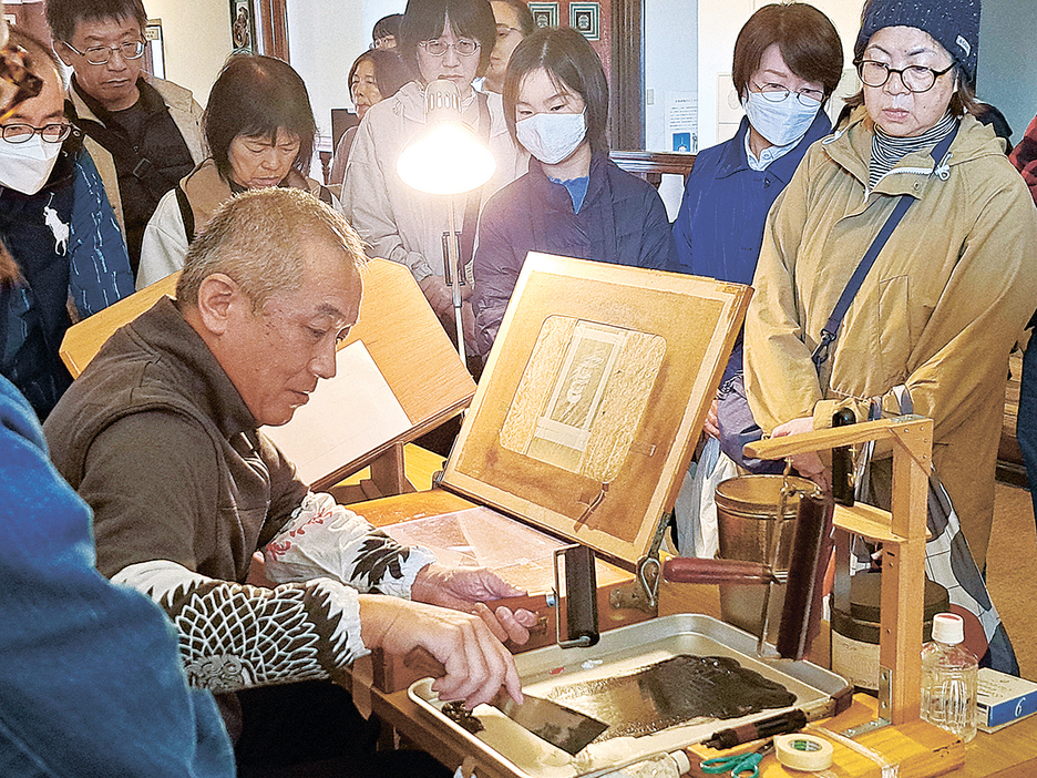 佐藤さんの実演を見学する来場者