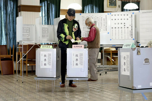 投票する山形県民（１０月２７日、山形市緑町で）＝山田優芽撮影