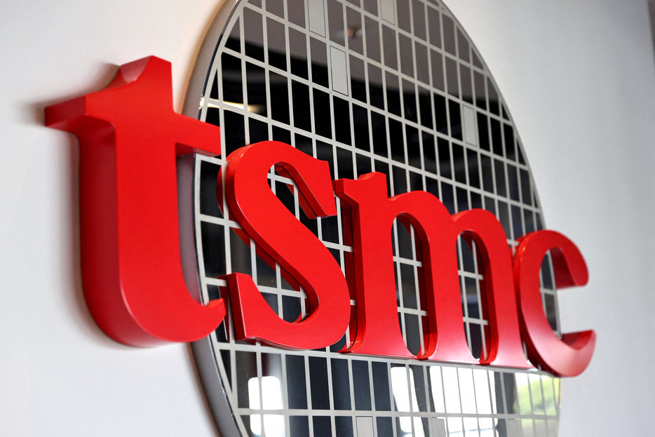 米商務省は１５日、米アリゾナ州フェニックスにある台湾積体電路製造（ＴＳＭＣ）の半導体工場に対する６６億ドルの補助金支給を最終決定したと発表した。本社で２０２１年撮影。（2024年　ロイター/Ann Wang/File Photo）