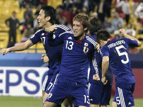 サッカー・アジア杯カタール大会の韓国戦でゴールを決め喜ぶ日本代表ＭＦ細貝萌（中央）（２０１１年１月２５日、カタール・ドーハで）