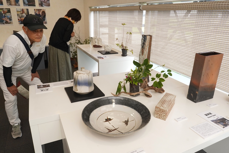 県文化賞を受賞した7人の丹波焼陶芸家の作品が飾られた企画展会場＝兵庫県丹波篠山市今田町上立杭で