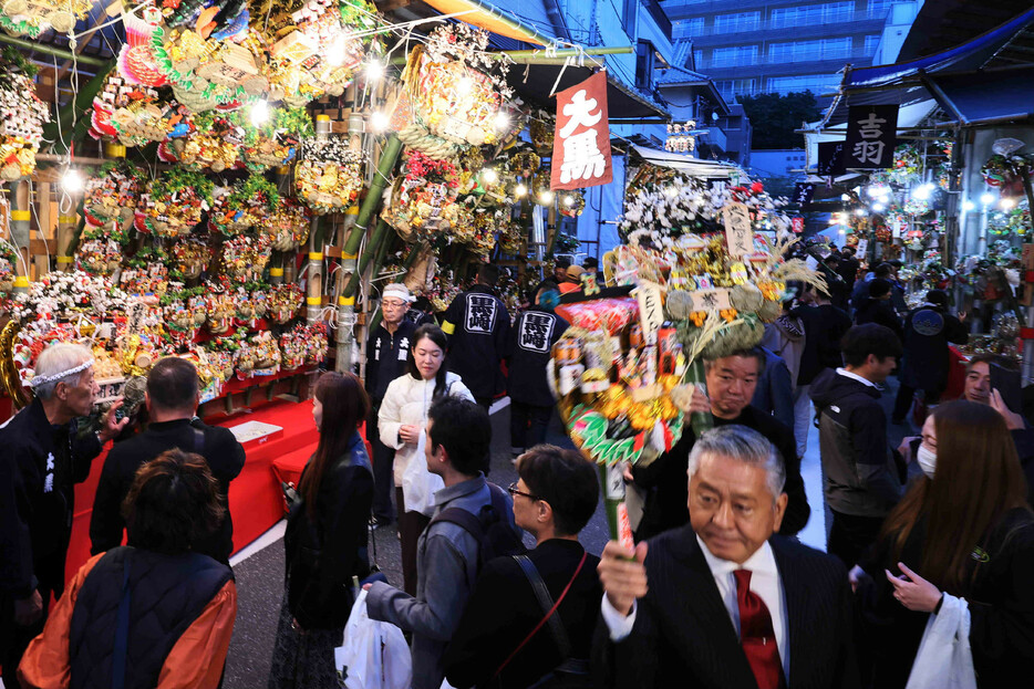 開運招福・商売繁盛を願う伝統行事「酉（とり）の市」が５日、東京・浅草で行われた。福をかき集めるとされる縁起物の熊手が購入されると、威勢のいい手締めの掛け声が響き渡った。