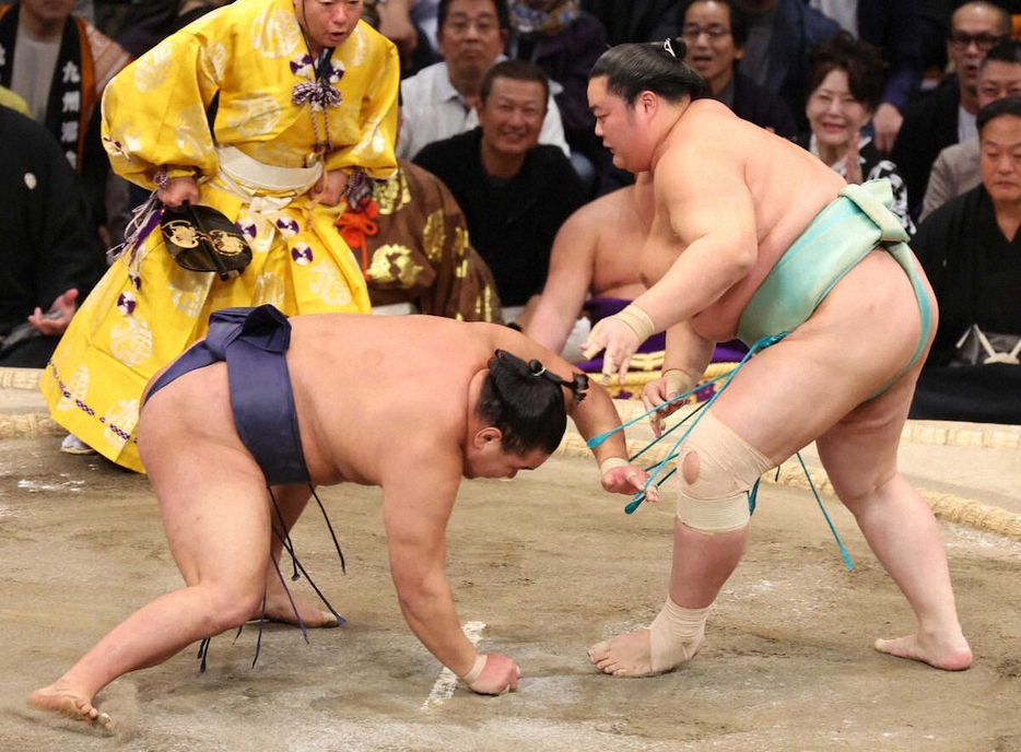 ＜大相撲九州場所千秋楽＞はたきこみで豊昇龍（左）を破る琴桜（撮影・成瀬　徹）　