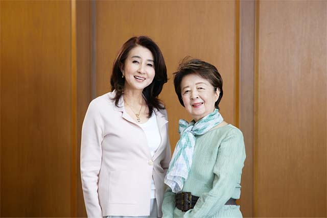 秋吉久美子さん（左）と下重暁子さん＝伊藤菜々子撮影