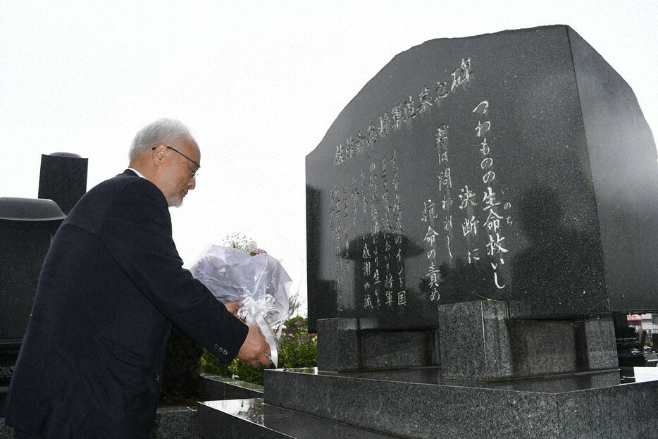 佐藤幸徳中将の顕彰碑に花を供える関場慶博さん＝山形県庄内町で２０２４年１０月１９日、長南里香撮影