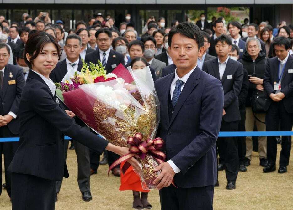 就任式で花束を受け取る斎藤元彦知事＝19日午前、神戸市中央区の兵庫県庁（南雲都撮影）