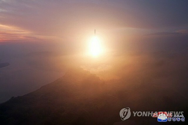 北朝鮮が10月31日に公開したICBM（朝鮮中央通信）＝（聯合ニュース）