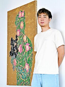 作品を前に来場を呼びかけるＨＡＹＡＴＯ　ＭＡＣＨＩＤＡさん＝６日、那覇市前島・ホテルアンテルーム那覇