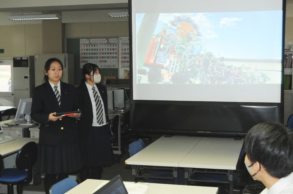 自分たちが住む町の魅力をプレゼンテーションする三戸高生