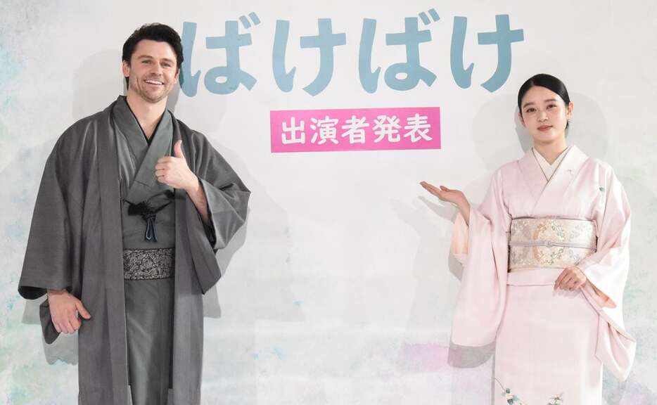 令和7年秋開始予定のNHK連続テレビ小説「ばけばけ」でヒロインを演じる高石あかりさん（右）と夫役に決まったトミー・バストウさん＝27日、大阪市中央区