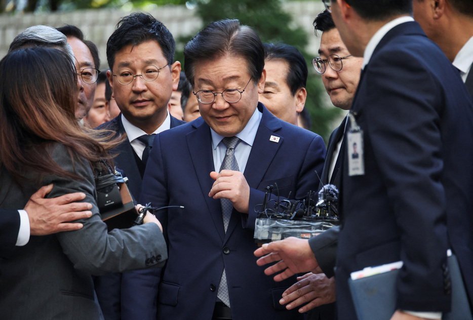 　１１月１５日、韓国の裁判所は最大野党「共に民主党」の李在明代表（写真中央）に選挙法違反の罪で懲役１年、執行猶予２年の有罪判決を言い渡した。写真はソウルで同日撮影（２０２４年　ロイター/Kim Hong-ji）