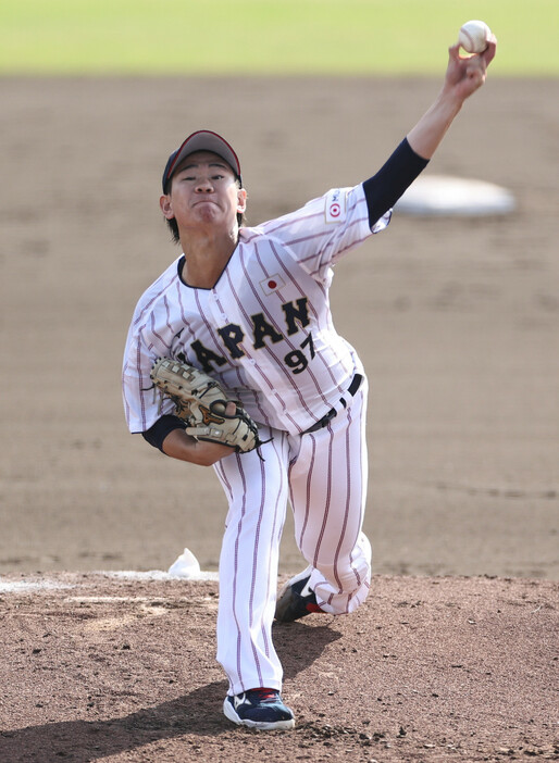 今月開催される野球の国際大会プレミア１２に向けて事前合宿中の日本代表「侍ジャパン」は５日、宮崎市の清武総合運動公園で練習試合を行い、広島を５―０で下した。写真は、力投する侍ジャパン先発の井上。