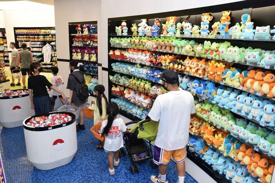 人気のグッズが盛りだくさんのポケモンセンターオキナワ＝沖縄市