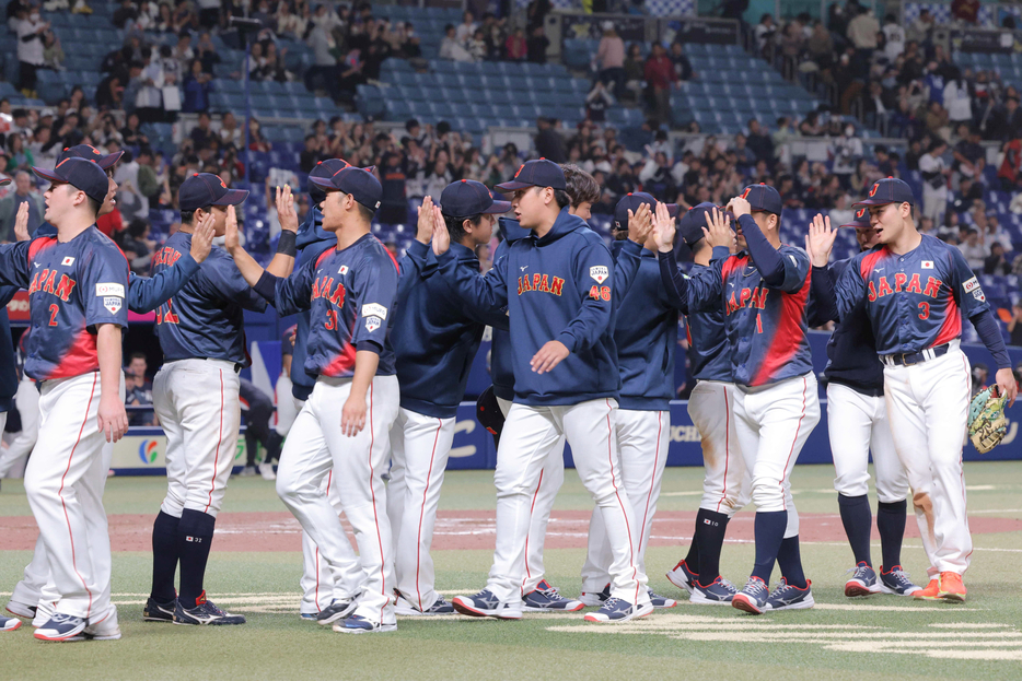 チェコ代表との強化試合に勝ち、喜ぶ日本代表ナイン（＝10日、バンテリンドームナゴヤにて）