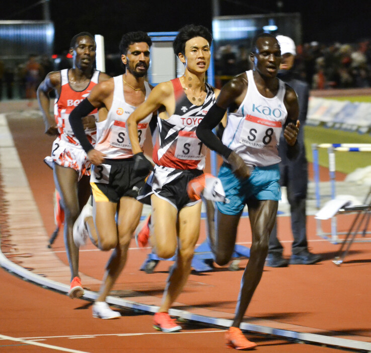 陸上の八王子ロングディスタンスで力走する鈴木芽吹（右から２人目）＝２３日、東京・八王子市上柚木公園陸上競技場