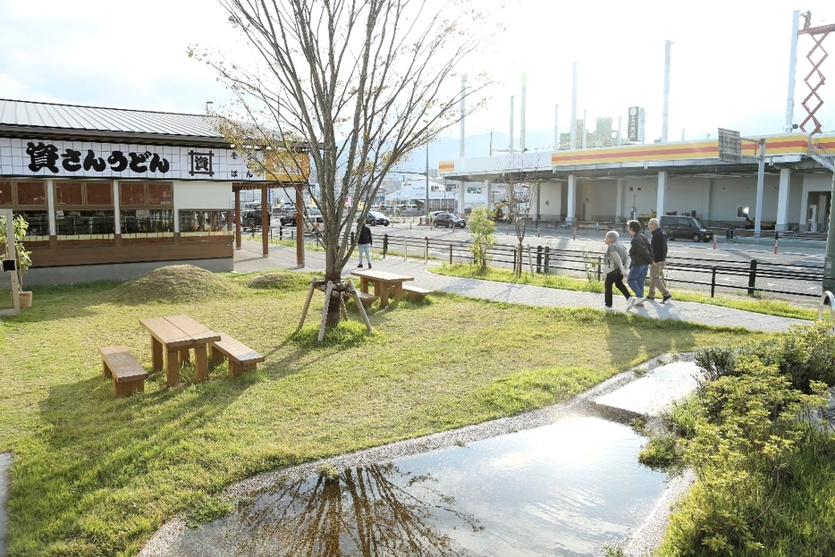 来月の全面開業を控える春木川公園。国道10号の向こうが西エリアでグラウンド（屋上）、ディスカウントストア（1階）を備える。手前は東エリア＝別府市汐見町