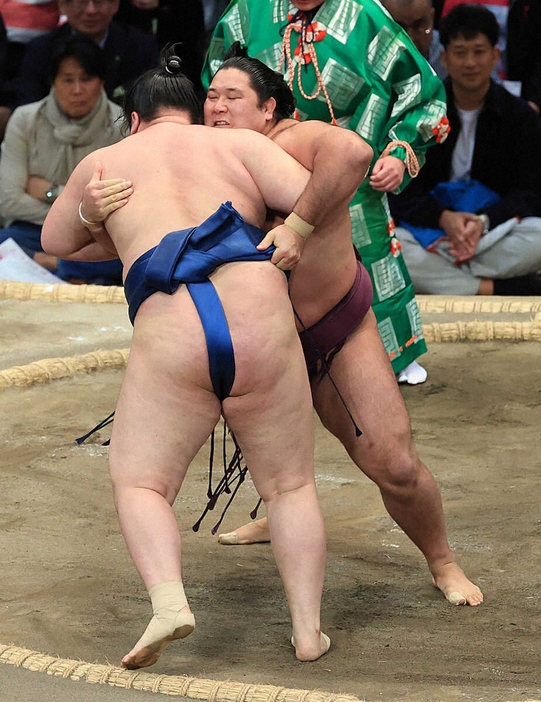 ＜大相撲九州場所12日目＞寄り切りで阿武剋（手前）を破った狼雅（撮影・岸　良祐）