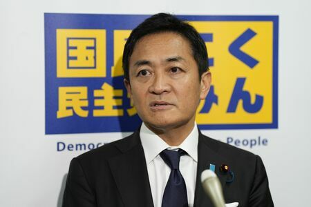 週刊誌報道があった当日の衆院本会議後、取材に応じる国民民主党の玉木雄一郎代表＝11月11日、国会（写真：共同通信社）