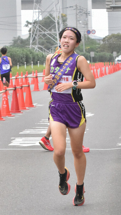 四国地区代表として都大路出場を決めた聖カタリナのアンカー・中村海心＝香川県坂出市の坂出市番の州公園前特設コースで2024年11月17日午後0時25分、川原聖史撮影