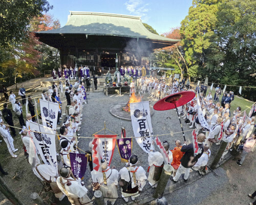 上醍醐の五大堂前でたかれる護摩壇（１４日午後、京都市伏見区で）＝川崎公太撮影