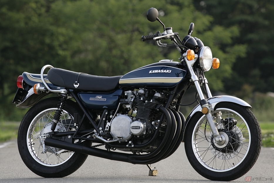 初年度登録が1975年(昭和50年)だったカワサキ750RS／型式Z2-A後期モデル。購入当初の外装パーツは、激しく色抜けしてしまった通称茶玉虫カラーでしたが、仕上げる際には青玉虫カラーをチョイスしました。70年代当時は、圧倒的に茶玉虫が多かった記憶です