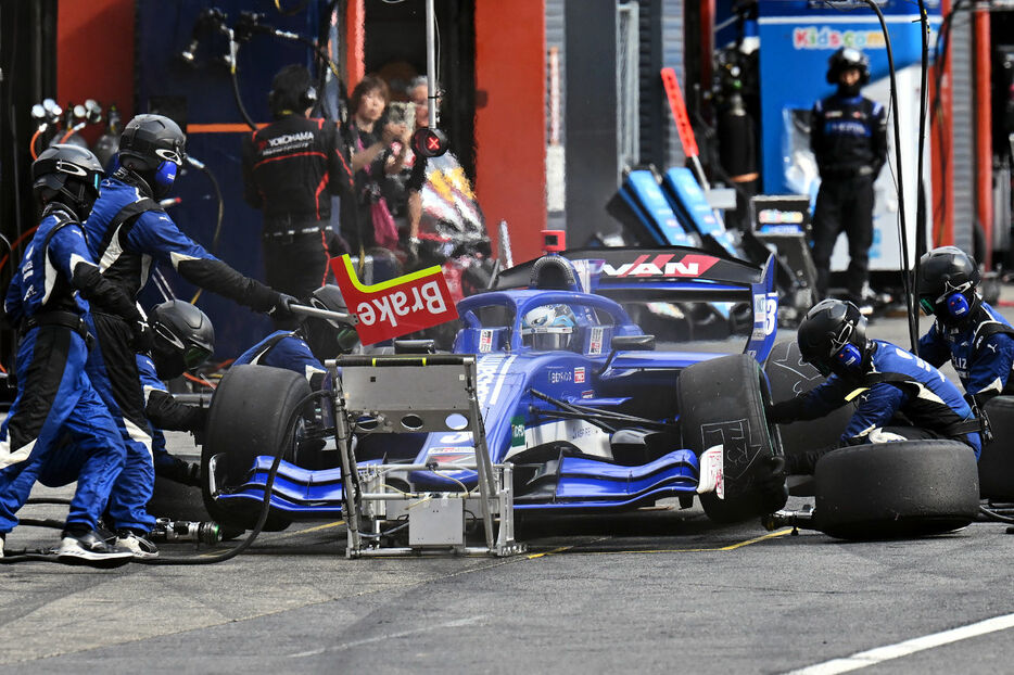 山下健太車のタイヤ交換を行うKONDO RACINGのメカニックたち　2024スーパーフォーミュラ第5戦もてぎ