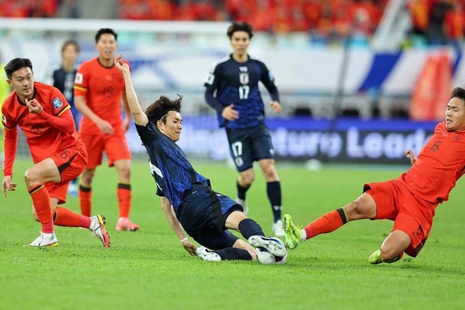 小川のゴールで日本が先制。中国相手に２－０リードで前半を終えた。写真：梅月智史（サッカーダイジェスト写真部／現地特派）