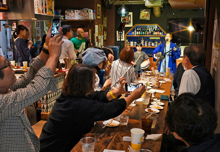 にぎわう店内