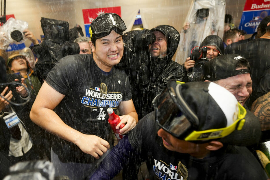 シャンパンファイトを楽しむ大谷翔平（ＡＰ）