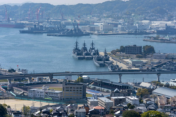 西九州道（中央）の佐世保みなとIC付近（画像：写真AC）。