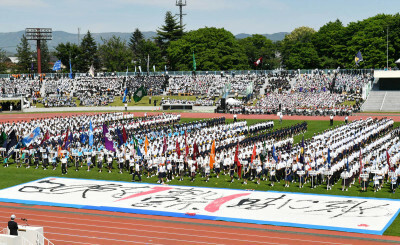 約１万４千人の選手と応援団が集まった２０１８年度の総合開会式＝盛岡市