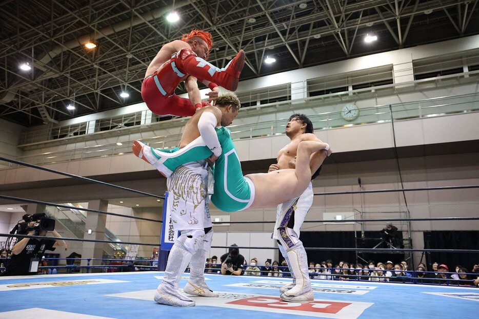 アレックス・ゼイン(上)に消灯を防がれる後藤洋央紀(右)とYOSHI-HASHI