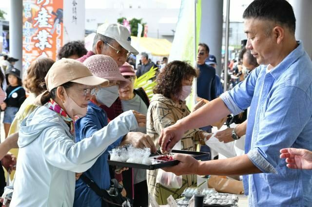 各事業所が自慢の品を並べ、買い求める市民らでにぎわった宮古の産業まつり＝23日、市役所