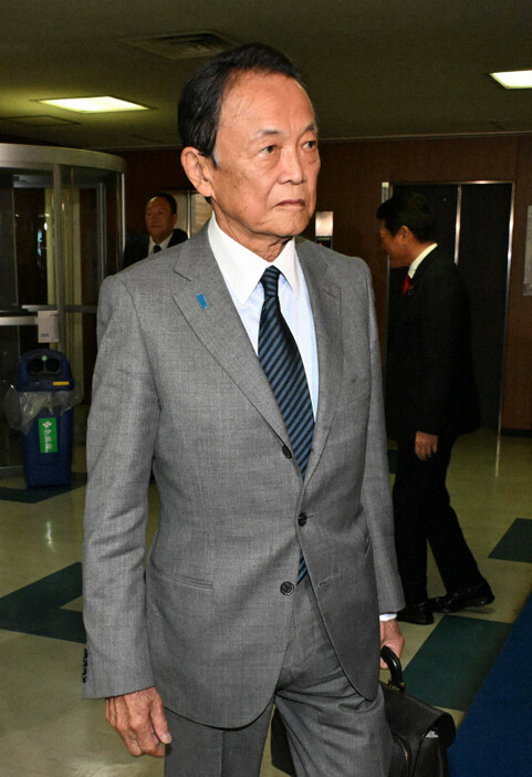 自民党の両院議員懇談会に臨む麻生太郎最高顧問＝同党本部で2024年11月7日午後2時55分、平田明浩撮影