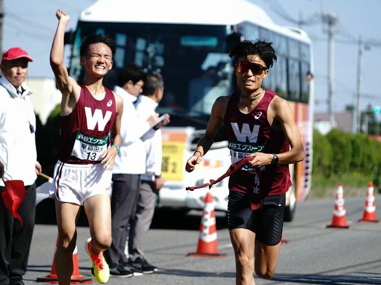 5区の山口竣平から6区伊福陽太への襷リレー。山口は区間3位の走りを見せた