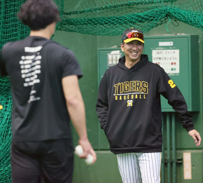 秋季キャンプ2日目、室内に到着し笑顔を見せる藤川監督（撮影・加藤哉）