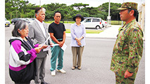 申し入れ書を読み上げる連絡会（写真左）＝12日午後、石垣駐屯地