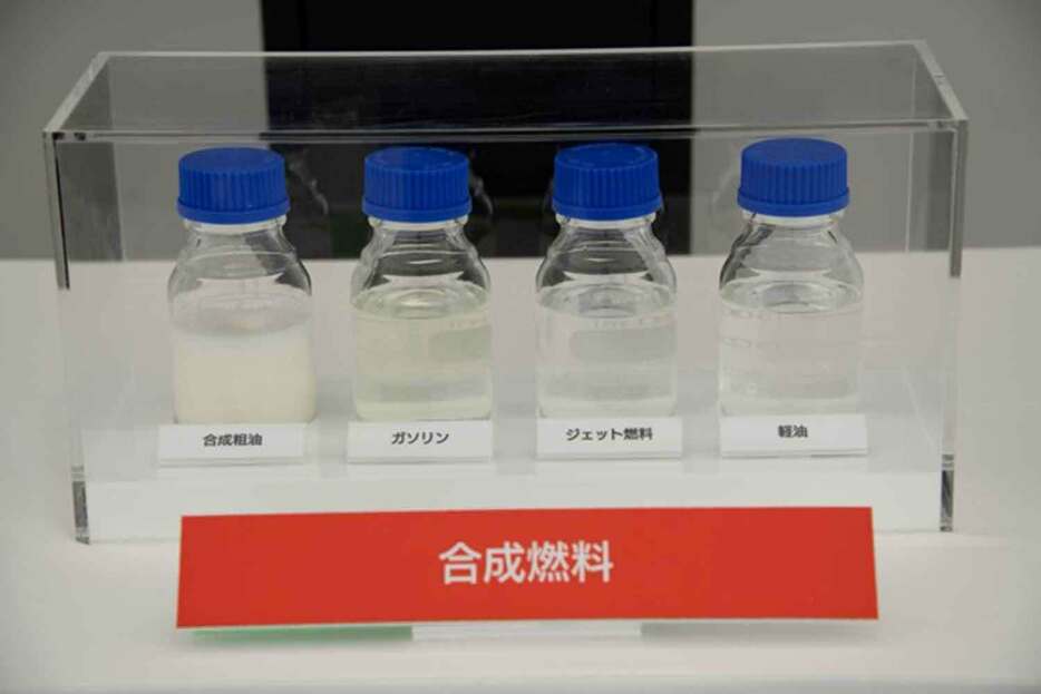 国内ガソリン元売り最大手のENEOSは、同社の中央技術研究所（神奈川県横浜市）内に合成燃料製造実証プラントを建設し、実証運転を始めた。