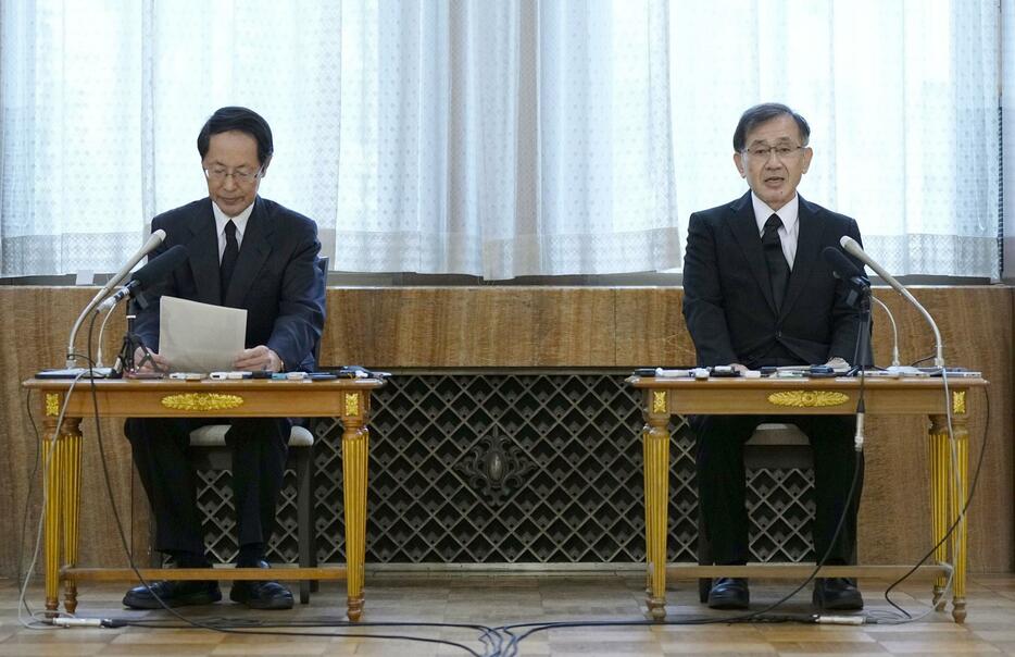 三笠宮妃百合子さまの逝去について記者会見する宮内庁の諸橋省明宮務主管（右）と永井良三皇室医務主管＝15日午前10時58分