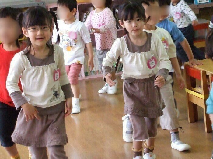 4歳、初めての幼稚園参観会。おそろいの服がとってもかわいい2人。