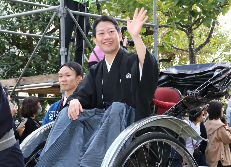 人力車でお練りを行い、声援に応える中村壱太郎（カメラ・有野　博幸）