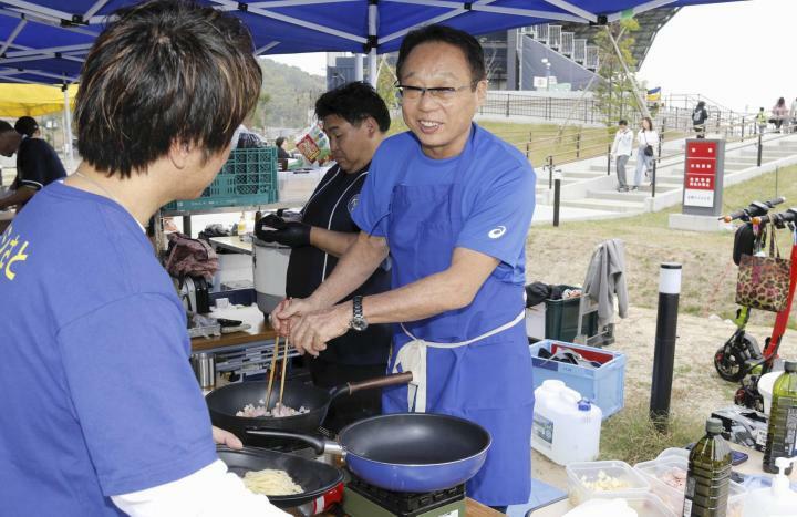 得意料理のペペロンチーノを調理するFC今治の岡田武史会長＝アシさと