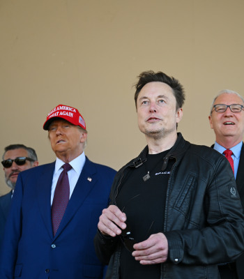 スペースXを視察するイーロン・マスク(中央)とドナルド・トランプ次期大統領(左)…Photo/gettyimages