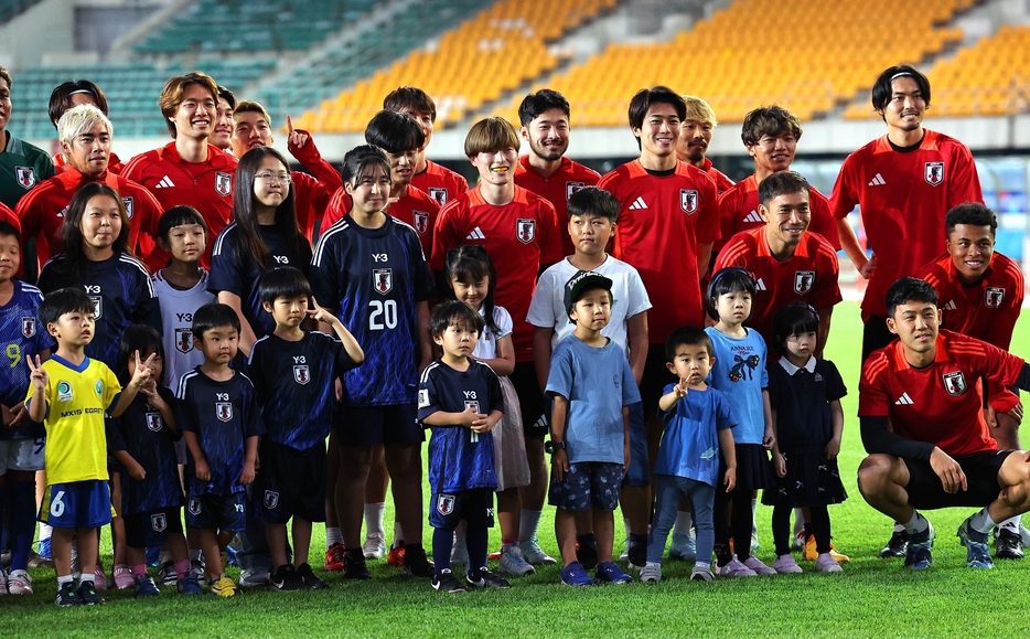 森保ジャパンの選手たちが中国の子どもと交流し、エールを受けた。写真：梅月智史 (サッカーダイジェスト写真部／現地特派)